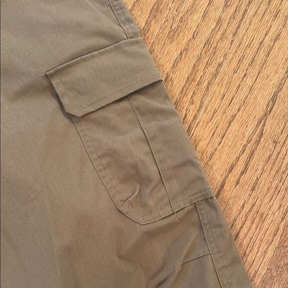 Under Armour Tan Cargo Pants with Cropped Length - Picture 5 of 9